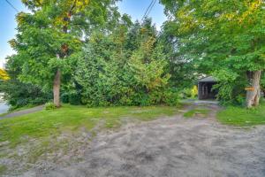 Ein Garten an der Unterkunft Oakland Apt on Messalonskee Lake with Dock Access!
