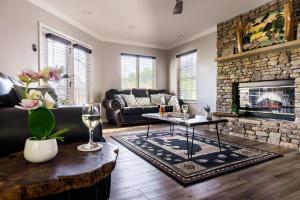 Ruang duduk di Mountain Moonrise 3BR 3BA - Scenic Falls, Mtn View, Hot Tub, Gameroom, Firepit - Sleep 8-
