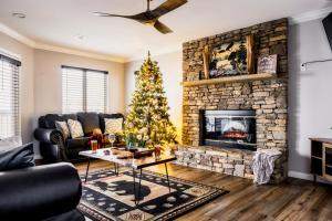 Ruang duduk di Mountain Moonrise 3BR 3BA - Scenic Falls, Mtn View, Hot Tub, Gameroom, Firepit - Sleep 8- +82 gambar