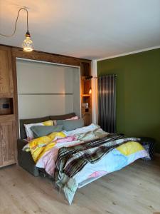 Ένα ή περισσότερα κρεβάτια σε δωμάτιο στο Rifugio tra le stelle AV - cozy top floor terrace apt with mountain views