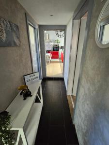 Ein Hausflur mit einem Schild, auf dem steht: „Geboren zum Verkaufen“. in der Unterkunft Gîte Vallée de Munster 3 étoiles chez Flavie & Ludo in Muhlbach-sur-Munster