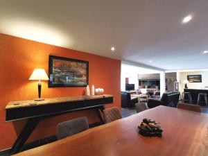 TV a/nebo společenská místnost v ubytování Chambre confortable avec Wi-Fi, parking et espace bien-être inclus - FR-1-582-485