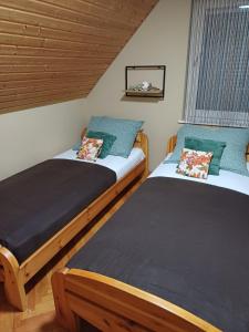Postel nebo postele na pokoji v ubytování HutiFeri apartman
