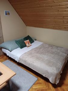 Postel nebo postele na pokoji v ubytování HutiFeri apartman