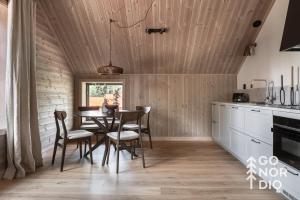 Una cocina con mesa de comedor y sillas. en The Reindeer Cabin, en Tällberg