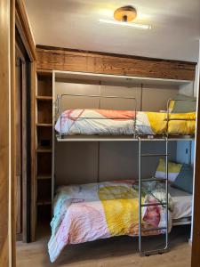 Ένα ή περισσότερα κρεβάτια σε δωμάτιο στο Rifugio tra le stelle AV - cozy top floor terrace apt with mountain views