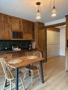 Η κουζίνα ή μικρή κουζίνα στο Rifugio tra le stelle AV - cozy top floor terrace apt with mountain views