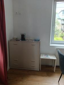 un armario en una habitación con una mesa y una ventana en Escale Côte d'Amour, en Pornichet