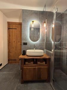 Ένα μπάνιο στο Rifugio tra le stelle AV - cozy top floor terrace apt with mountain views +25 φωτογραφίες