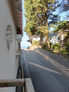 una calle vacía al lado de un edificio con un banco en Escale Côte d'Amour, en Pornichet 9 fotos más