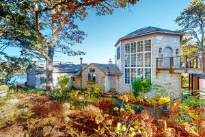 una casa con un giardino davanti di Sailor Sanctuary a Orleans