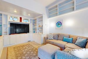 un soggiorno con divano e TV a schermo piatto di Sailor Sanctuary a Orleans