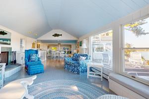 un soggiorno con mobili blu e una grande finestra di Sailor Sanctuary a Orleans