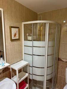 a bathroom with a shower with a stool in it at F3-Costa Marina III World, Jovial - ServHouse in El Borseral