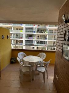 a dining room with a table and chairs at F3-Costa Marina III World, Jovial - ServHouse in El Borseral