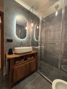 Ένα μπάνιο στο Rifugio tra le stelle AV - cozy top floor terrace apt with mountain views