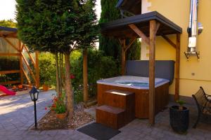 斯蒂格纳MKJ Mireno的后院的热水浴池,设有凉亭