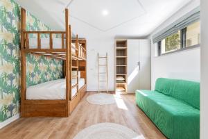 ein Wohnzimmer mit einem Etagenbett und einem Sofa in der Unterkunft Casa Chameleon in Almancil + 83 Fotos
