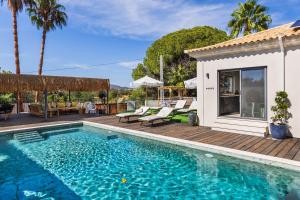 ein Haus mit einem Pool und einer Terrasse in der Unterkunft Casa Chameleon in Almancil