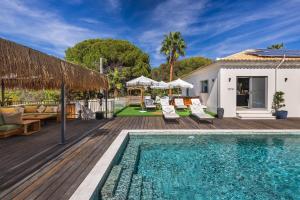 eine Villa mit einem Pool und einer Terrasse in der Unterkunft Casa Chameleon in Almancil