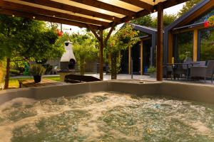 斯蒂格纳Stacja Stegna的房子后院的热水浴缸