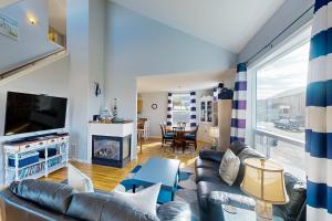 a living room with a leather couch and a television at 3 Bed 2 Bath Vacation home in Newport in Newport