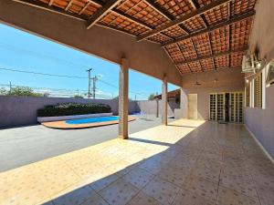 Casa com piscina e churrasq prox paraguai itaipu في فوز دو إيغواسو: فناء داخلي لمنزل بسقف خشبي