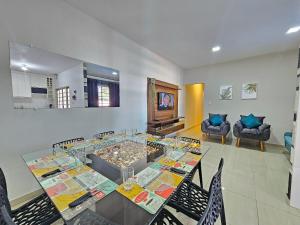 Casa com piscina e churrasq prox paraguai itaipu في فوز دو إيغواسو: غرفة طعام مع طاولة وكراسي زجاجية