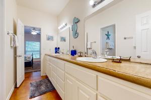 une salle de bain avec deux lavabos et un grand miroir dans l'établissement Life is Better By the Shore, à Rockport 36 autres photos