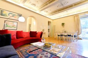 a living room with a red couch and a table at LA CASA DI MONIC in Pisa