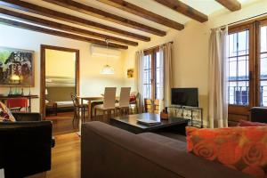 a living room with a couch and a table at Friendly Rentals Manel in Barcelona