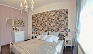 a bedroom with a bed with a floral wall at Villa Wundervoll in Dahlen