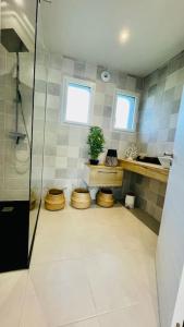 Bilik mandi di La maison du Portzic - vue mer - wifi +31 gambar
