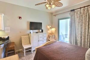 TV a/nebo společenská místnost v ubytování Seacrest West- Nestled Inn