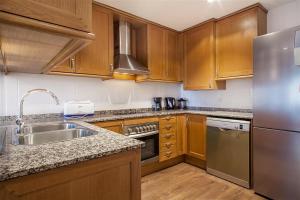 A kitchen or kitchenette at Friendly Rentals Gaudi Dream
