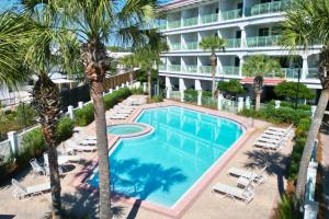 Bazén v ubytování Seacrest West- Nestled Inn nebo v jeho okolí