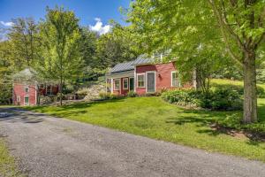ein rotes Haus mit einer Auffahrt vor einem Garten in der Unterkunft Warren Vacation Rental about 3 Mi to Sugarbush Resort! in Warren + 5 Fotos