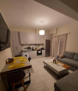 Η κουζίνα ή μικρή κουζίνα στο New, nice apartment, 50m from sea and from Center at Nea Irakleia