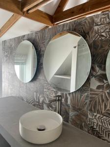 Koupelna v ubytování Zafi Hotel + 77 fotografií