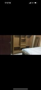 帕劳阿佩巴斯Casa Da Mic的一张卧室的照片，里面有一张床和木制橱柜。