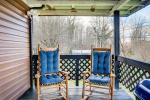 Μπαλκόνι ή βεράντα στο Furnished Deck Rustic Cabin in Cosby!