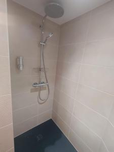 Koupelna v ubytování L'Impasse en Duo, appartement cosy 2 personnes avec SPA extérieur privé