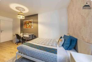 アントニーにあるA2 - neuf 2023 - ORLY - PARIS EXPO - 4 chambresのベッドと机のある寝室