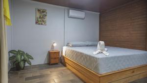 Ένα ή περισσότερα κρεβάτια σε δωμάτιο στο The frog house