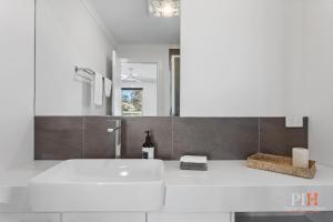 Koupelna v ubytování Renovated Lux Property in Quiet Estate + 17 fotografií
