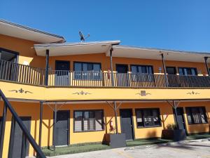 ein orangefarbenes Gebäude mit einem Balkon darauf in der Unterkunft Hotel Coronado in Ensenada