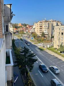 Blick auf eine Stadtstraße mit Autos auf der Straße in der Unterkunft 12 Home in Reghin