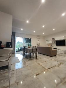 un salon avec une table et un canapé dans l'établissement Villetta Lu Sciardinu, à Otrante