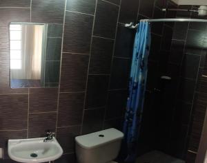 Hotel Esmeralda Duitama的一间浴室