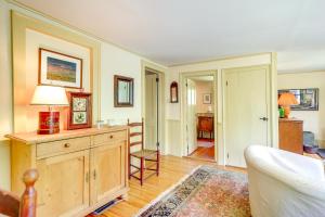 ein Wohnzimmer mit einer Kommode und einem Wohnzimmer in der Unterkunft Warren Vacation Rental about 3 Mi to Sugarbush Resort! in Warren